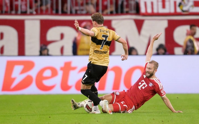 Konrad Laimer im Zweikampf mit Stuttgarts Maximilian Mittelstädt.