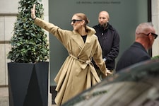 Céline Dion zeigte sich am Freitag in der Pariser Innenstadt.