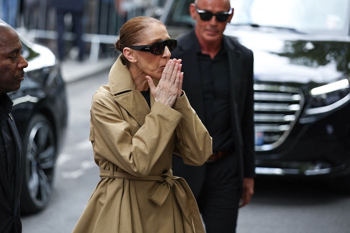 In einen beigen Trenchcoat gehüllt und mit großer schwarzer Sonnenbrille warf Céline Dion ihren ...