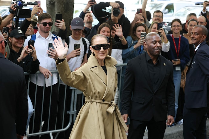 Zahlreiche Menschen versammelten sich vor dem Hotel, um ihr Idol zu sehen.