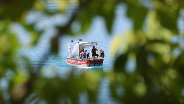 Das Bergungsteam muss im schwankenden Boot mit einem Joystick den Roboter in 163 Metern Tiefe ...