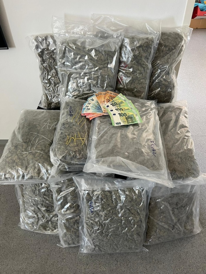 Knapp 13 Kilo Marihuana, mehrere Tausend Euro Bargeld und Kokain wurden von den Beamten entdeckt ...