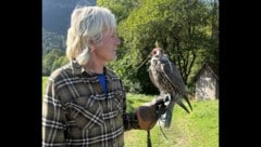 Falkner Burkhard von Drasek mit Tweety. 