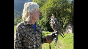 Falkner Burkhard von Drasek mit Tweety. 