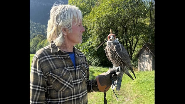 Falkner Burkhard von Drasek mit Tweety.