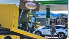 Glücklicherweise befand sich niemand hinter der Scheibe des Tankstellenshops.