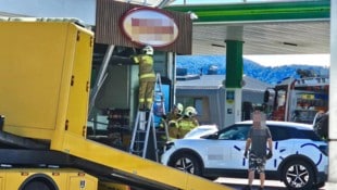 Glücklicherweise befand sich niemand hinter der Scheibe des Tankstellenshops.