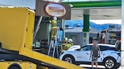 Glücklicherweise befand sich niemand hinter der Scheibe des Tankstellenshops.
