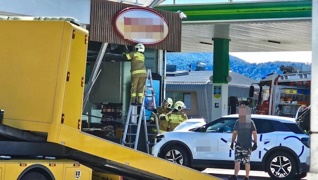 Glücklicherweise befand sich niemand hinter der Scheibe des Tankstellenshops.