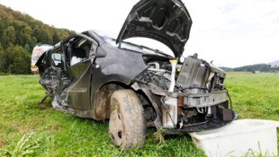 Komplett zerstörter Pkw nach dem Crash auf einer Landstraße. 