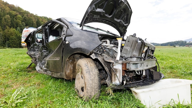 Komplett zerstörter Pkw nach dem Crash auf einer Landstraße.