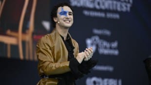 Der sympathische Cosmo tritt um 19.30 Uhr auf und bleibt auch noch für Fotos und das Meet &amp; ...
