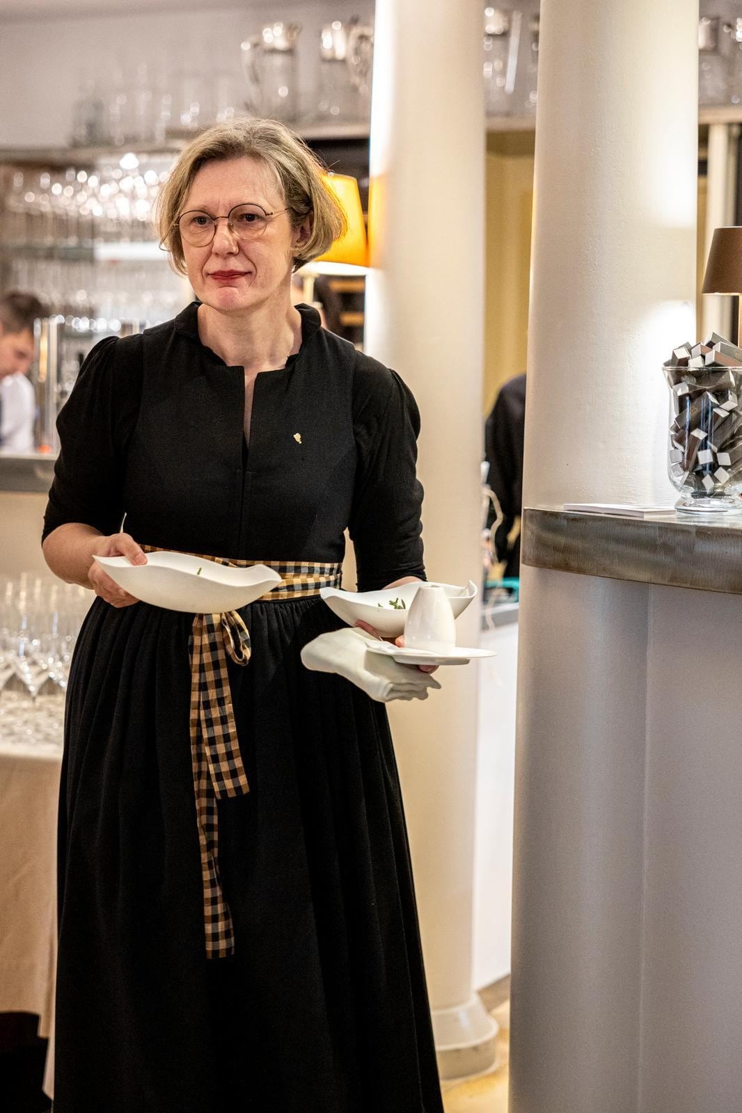 Kellnerin Johanna Stiefelbauer arbeitet seit unglaublichen 45 Jahren dort.