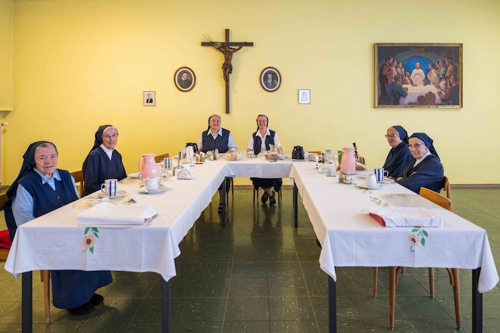 Die Schwestern Josefine, Engeltraud, Gabriele, Roswitha, Anna und Rafaela (v.l.) am ...