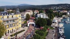 Tausende Läuferinnen und Läufer versammeln sich beim Seehotel in Velden, um gemeinsam den ...