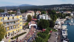 Tausende Läuferinnen und Läufer versammeln sich beim Seehotel in Velden, um gemeinsam den ...