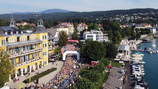 Tausende Läuferinnen und Läufer versammeln sich beim Seehotel in Velden, um gemeinsam den Halb- ...