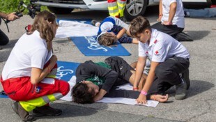Jungs und Mädchen gemischt: Bis zu sechs Personen waren in einer Jugendgruppe. Jede Übung war ...