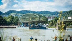 2016 wurde die tonnenschwere Linzer Eisenbahnbrücke abgebaut und zerlegt.