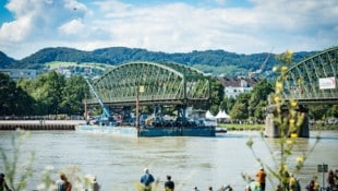 2016 wurde die tonnenschwere Linzer Eisenbahnbrücke abgebaut und zerlegt.
