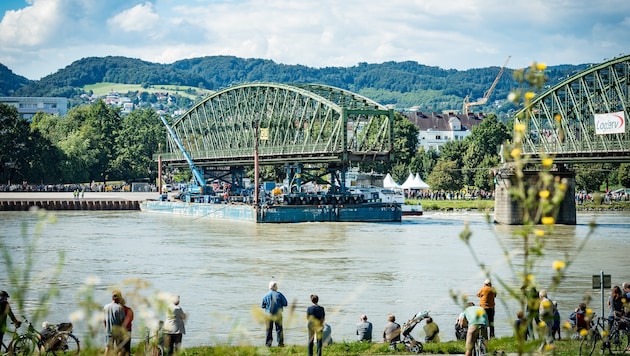 2016 wurde die tonnenschwere Linzer Eisenbahnbrücke abgebaut und zerlegt.