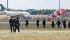 Polizisten suchten den Flughafen Leipzig nach dem Fund einer Drohne ab. 