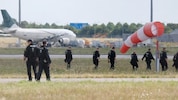 Polizisten suchten den Flughafen Leipzig nach dem Fund einer Drohne ab. 
