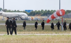 Polizisten suchten Anfang August den Flughafen Leipzig nach dem Fund einer Drohne ab.