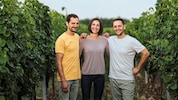 Ewald Gruber, Maria Wegscheider und Christian Gruber (v.li.) betreiben das Weingut im ...