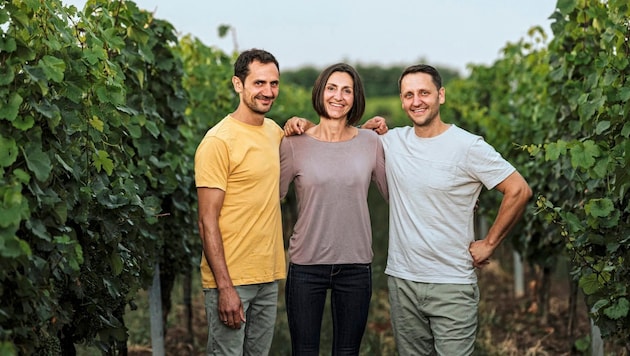 Ewald Gruber, Maria Wegscheider und Christian Gruber (v.li.) betreiben das Weingut im ...