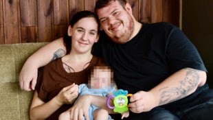 Kathi (23) hofft, ihren kleinen James bald wieder in die Arme schließen zu können. Am Dienstag ...