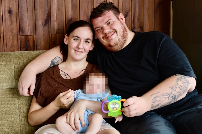 Kathi und Matthias mit ihrem Baby James bevor er ihnen wieder weggenommen wurde.