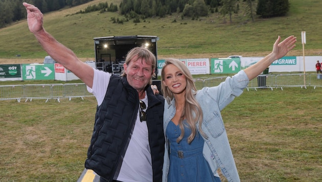 Melissa Naschenweng posierte gemeinsam mit ihrem Papa Andreas vor dem Auftritt für die „Krone“.