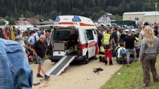 Zahlreiche Besucher des traditionsreichen Pferdemarkts wurden Zeugen des Rettungseinsatzes.