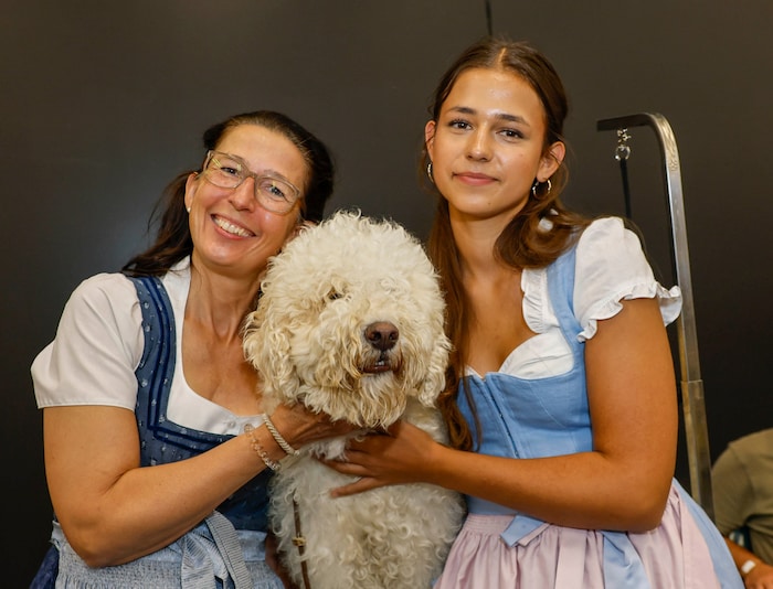 Anita Hecht stellt mit Tochter Viktoria „Lilou“ aus.