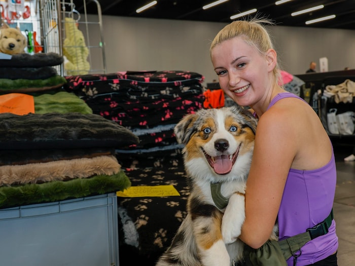 Laura Draeger besucht die Messe mit „Goose“.