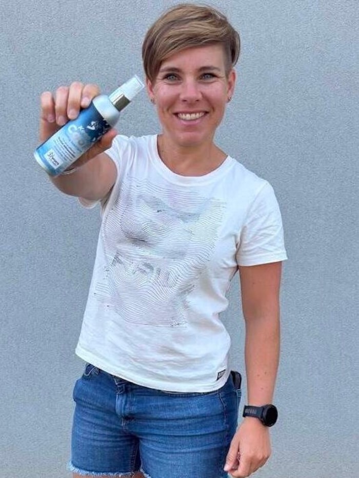 Nici Schmidhofer mit einer Flasche „Keep Cool“