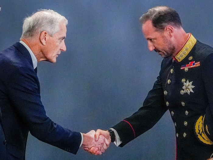 Norwegens Ministerpräsident Jonas Gahr Støre (li.) begrüßt den neuen König. Der neue König trägt ...