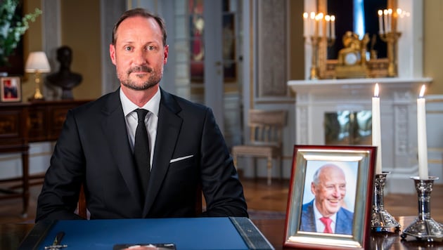 The new King Haakon of Norway delivered his first speech on Saturday evening. His voice broke ...