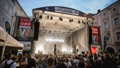 Das Musikduo HE/RO begeisterte in Wels das Publikum.