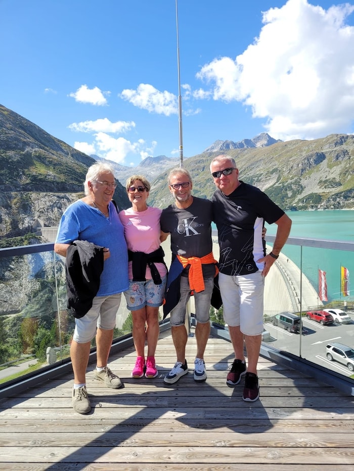 Birgit und ihr Mann (ganz rechts) aus Deutschland mit Nockis-Frontmann Friedl Würcher und ...