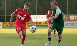 Seekirchens Pagitsch (links) gelang ein Hattrick binnen 18 Minuten