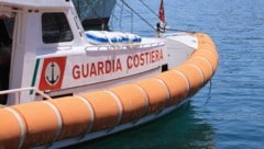 Dank des raschen und koordinierten Einsatzes der italienischen Küstenwache konnten alle Insassen ...
