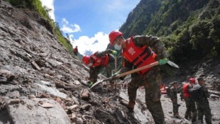 Nach der schweren Flutkatastrophe am 26. August in Nepalsuchen die Einsatzkräfte weiter ...
