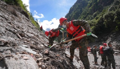 Nach der schweren Flutkatastrophe am 26. August in Nepalsuchen die Einsatzkräfte weiter ...