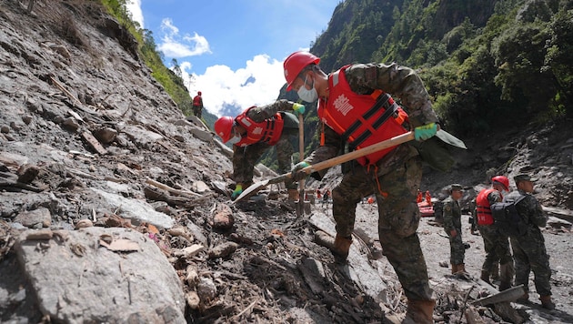 Nach der schweren Flutkatastrophe am 26. August in Nepalsuchen die Einsatzkräfte weiter ...