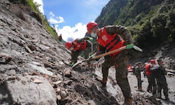 Nach der schweren Flutkatastrophe am 26. August in Nepalsuchen die Einsatzkräfte weiter ...