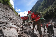 Nach der schweren Flutkatastrophe am 26. August in Nepalsuchen die Einsatzkräfte weiter ...