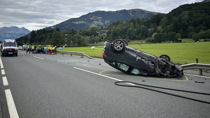 Ein Fahrzeug landete bei dem Unfall am Dach.