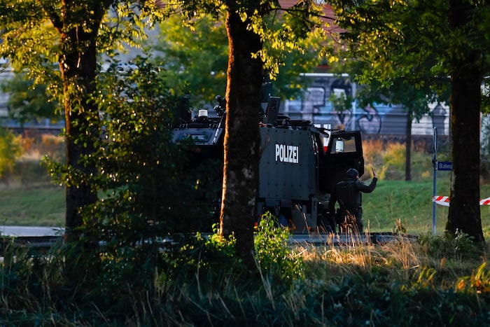 Nach dem Anschlag gingen Polizeibeamte mit gepanzerten Fahrzeugen in Aarau in Stellung.